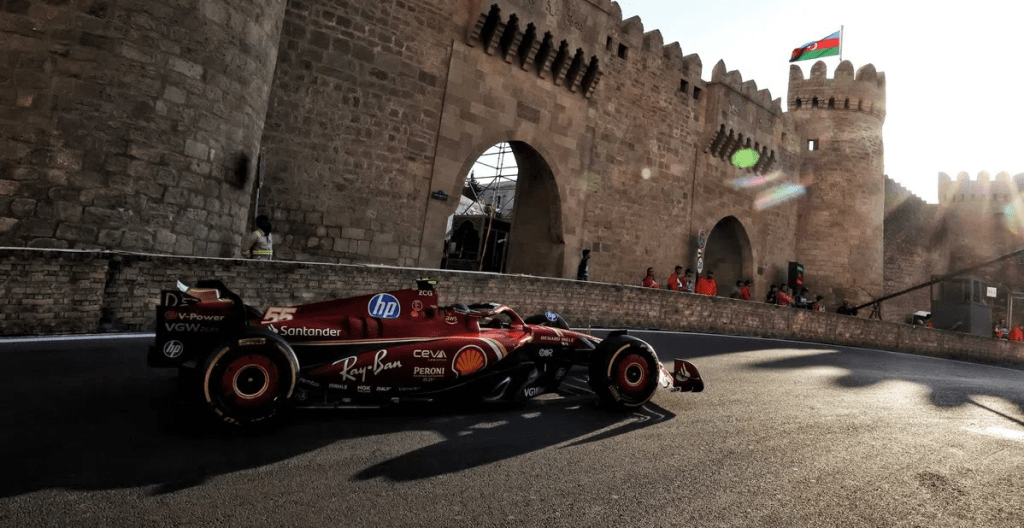 Carlos Sainz è stato richiamato dai commissari di gara dopo la seconda sessione di prove libere (FP2) a Baku, a seguito di un episodio con Sergio Perez. Negli ultimi minuti della sessione, Sainz ha rallentato improvvisamente in curva 13, costringendo Perez a compiere una manovra evasiva per evitare un potenziale contatto.