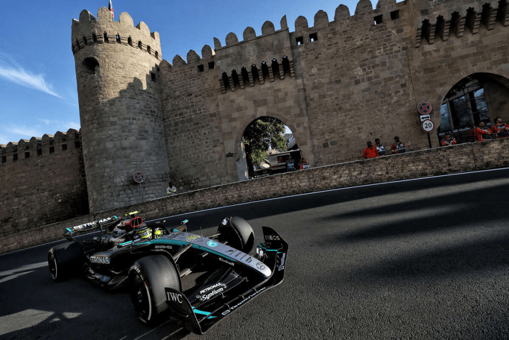 Lewis Hamilton ha descritto la prima giornata di prove libere del Gran Premio di Azerbaigian come "molto positiva" per la Mercedes, nonostante la squadra abbia deciso di non utilizzare l'ultimo aggiornamento del fondo vettura.