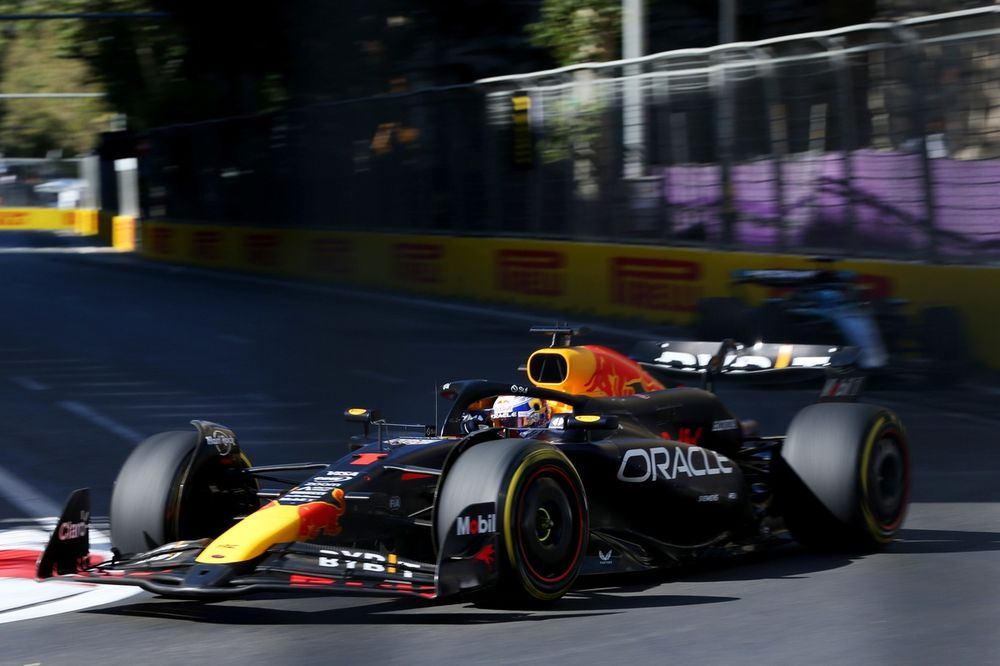 Max Verstappen ha ricevuto un richiamo ufficiale dai commissari di gara per aver effettuato sorpassi sotto regime di Virtual Safety Car (VSC) al termine del Gran Premio di Azerbaigian. 