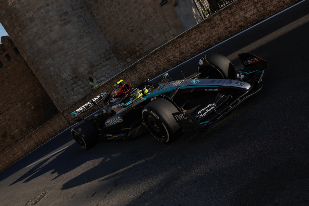 Lewis Hamilton ha rivelato di essere stato costretto a cambiare la power unit in vista del Gran Premio di Azerbaigian a causa di un componente difettoso, che ha compromesso le sue qualifiche e lo ha obbligato a partire dalla pit lane. 