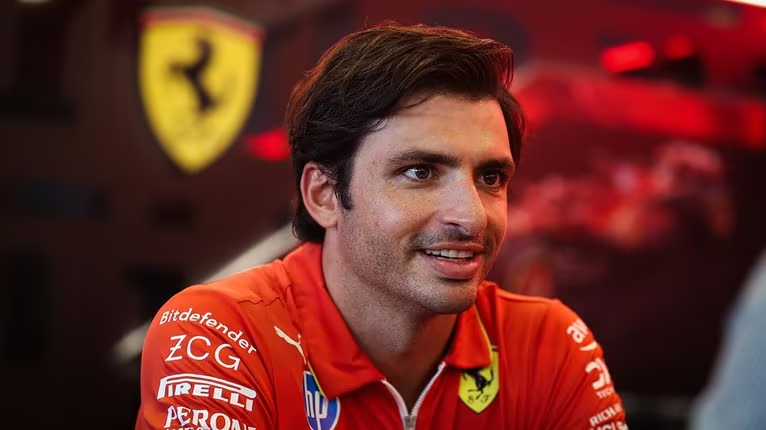 Carlos Sainz si appresta a vivere un fine settimana importante in occasione del Gran Premio di Singapore, dove raggiungerà il traguardo delle 200 gare in Formula 1.