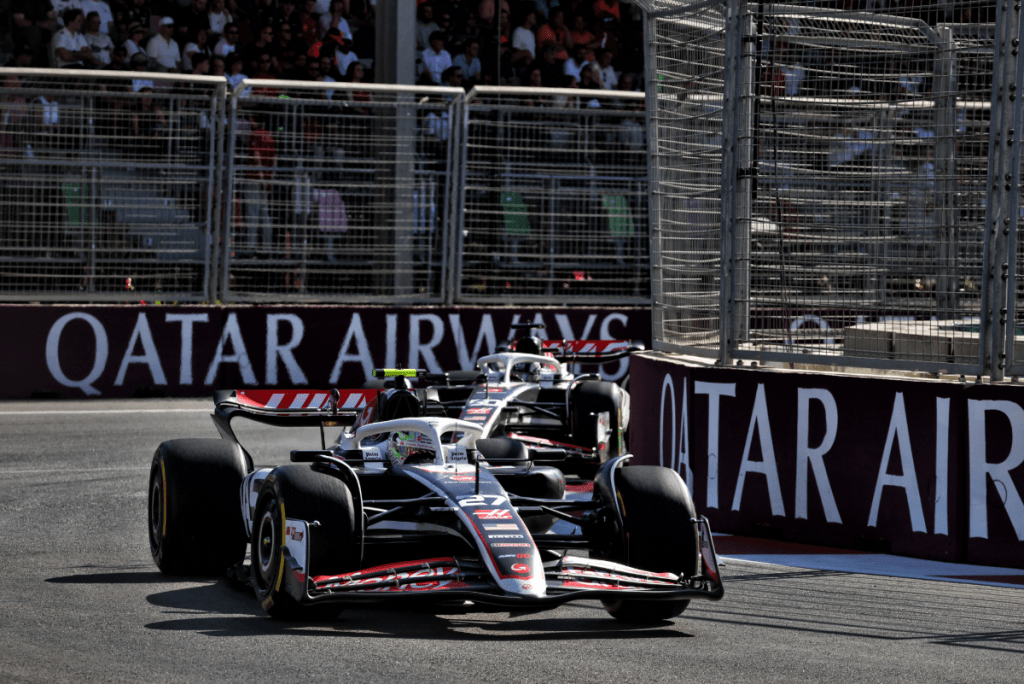 Nico Hulkenberg ha espresso la sua frustrazione per aver perso l'opportunità di conquistare punti nel Gran Premio di Azerbaigian, a causa di un ritardo nell'attivazione della virtual safety car (VSC) dopo l'incidente tra Sergio Perez e Carlos Sainz. Il pilota della Haas, sorpreso dalla gestione della situazione, ha rivelato di aver visitato la direzione gara per cercare chiarimenti.