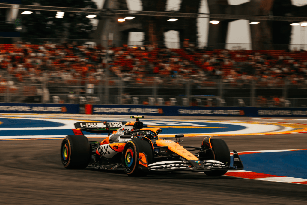 A Singapore, Leclerc ha concluso le FP1 in prima posizione, seguito al millesimo da Norris e Sainz. Buon inizio per Verstappen, P5 per Tsunoda. Mercedes in difficoltà.