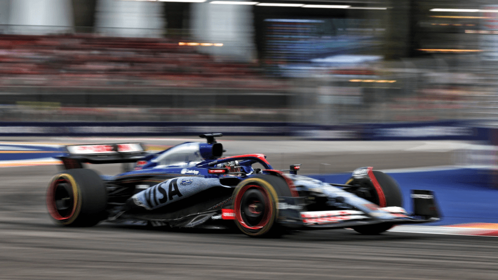 Daniel Ricciardo ha vissuto un sabato da dimenticare al Gran Premio di Singapore, venendo eliminato già in Q1. Il pilota Red Bull non è riuscito a replicare le prestazioni promettenti delle prove libere e ha chiuso in una posizione ben lontana da quella sperata.