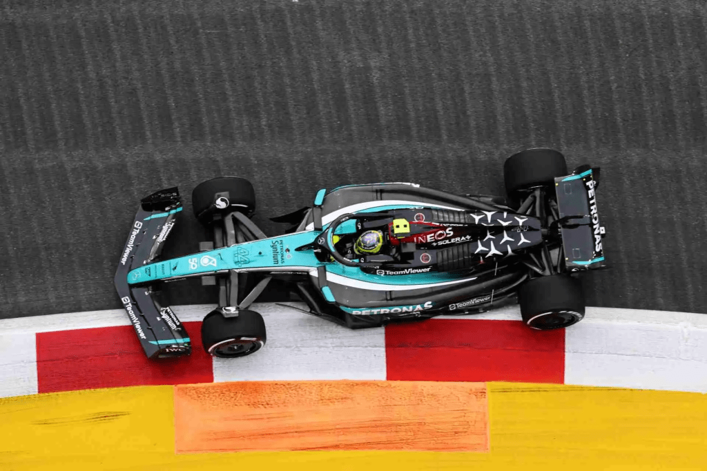 Lewis Hamilton ha espresso la sua frustrazione per la decisione del team Mercedes di farlo partire con gomme soft nel Gran Premio dello scorso weekend, una scelta che ha compromesso la sua gara. 