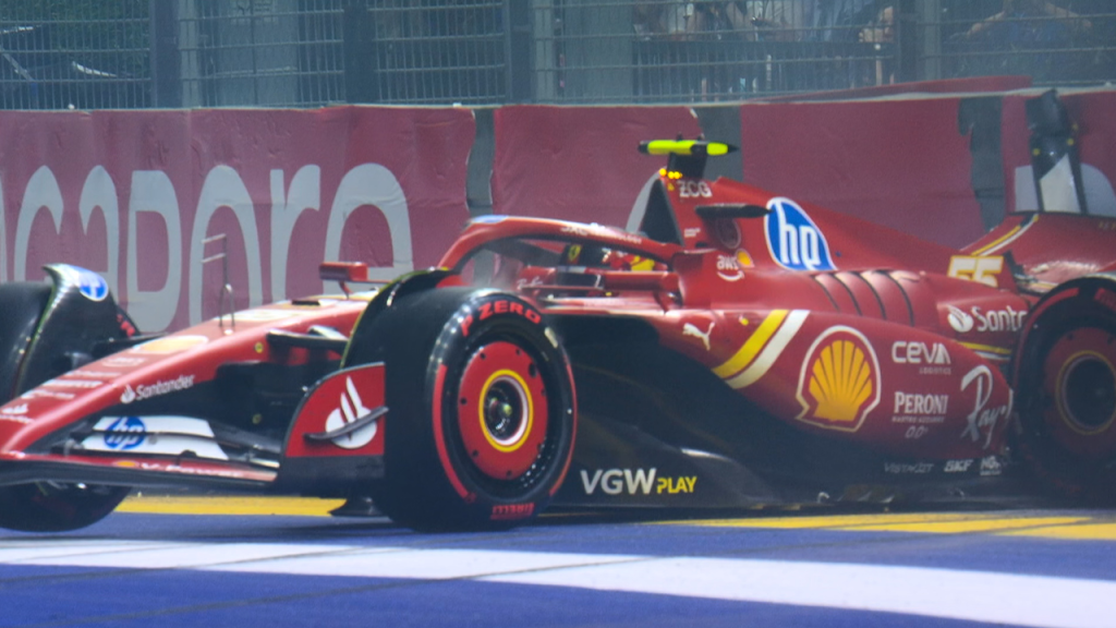 Max Verstappen ha preso le difese di Carlos Sainz, multato di 25.000 euro per aver attraversato la pista a piedi durante le qualifiche del Gran Premio di Singapore.