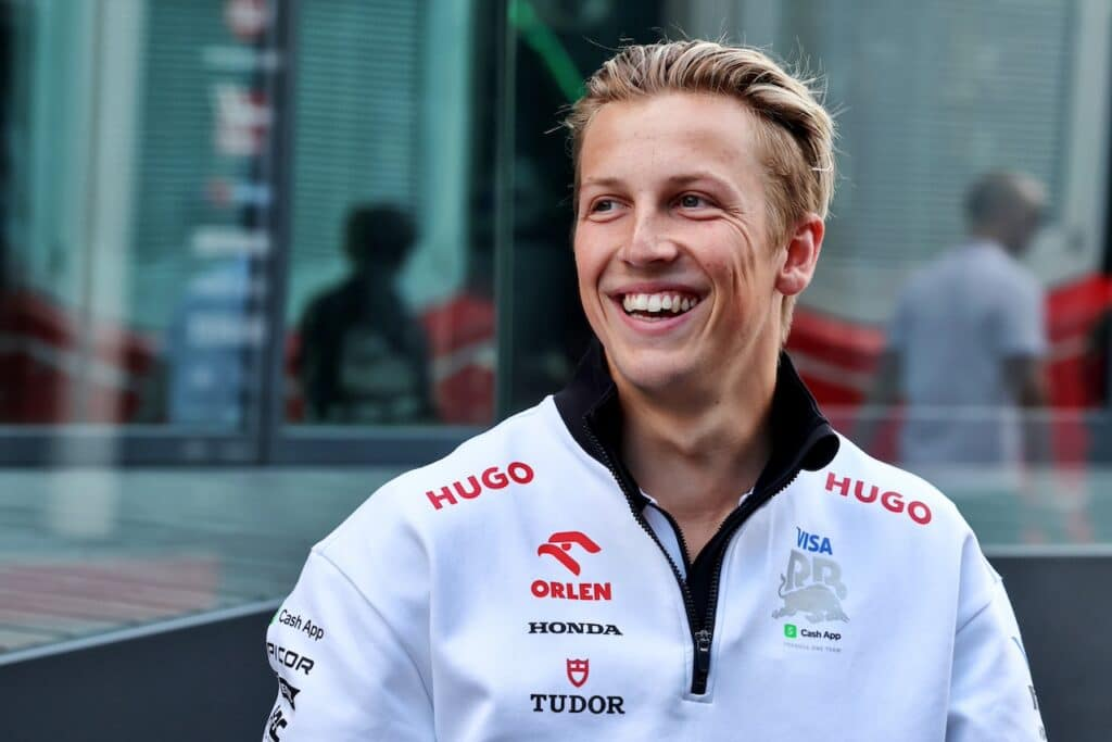 Liam Lawson ha confermato che sostituirà Daniel Ricciardo in Formula 1 con effetto immediato, a partire dal Gran Premio di Austin. Nonostante l’annuncio ufficiale sia arrivato solo oggi, il giovane pilota neozelandese ha rivelato di essere a conoscenza della decisione già da due settimane.
