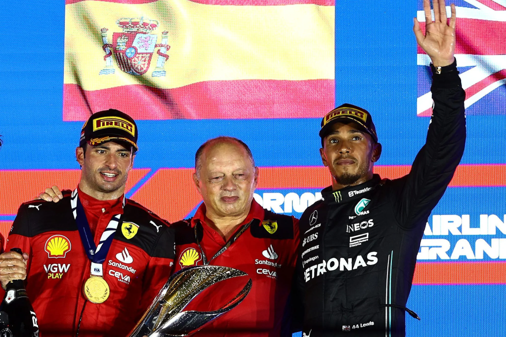 Il francese sostiene che Lewis, con tutta la sua esperienza e ambizione, farà alzare il livello della Scuderia.