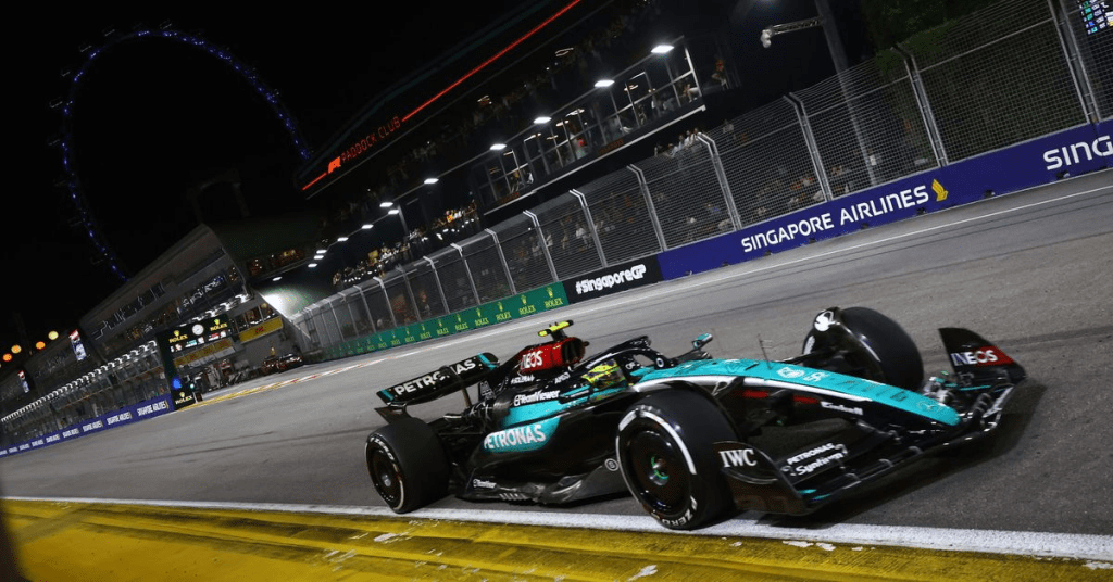 Sir Lewis si è espresso riguardo al GP di Singapore e alla strategia che il team ha propinato al 7 volte campione del mondo. 