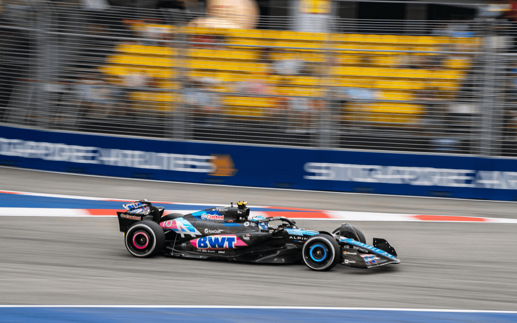 A Singapore, Leclerc ha concluso le FP1 in prima posizione, seguito al millesimo da Norris e Sainz. Buon inizio per Verstappen, P5 per Tsunoda. Mercedes in difficoltà.