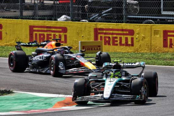 Durante il Gran Premio d’Italia a Monza, Max Verstappen ha chiesto via radio al suo team una penalità per Lewis Hamilton dopo il primo di due incidenti che hanno coinvolto i piloti Mercedes al primo giro.