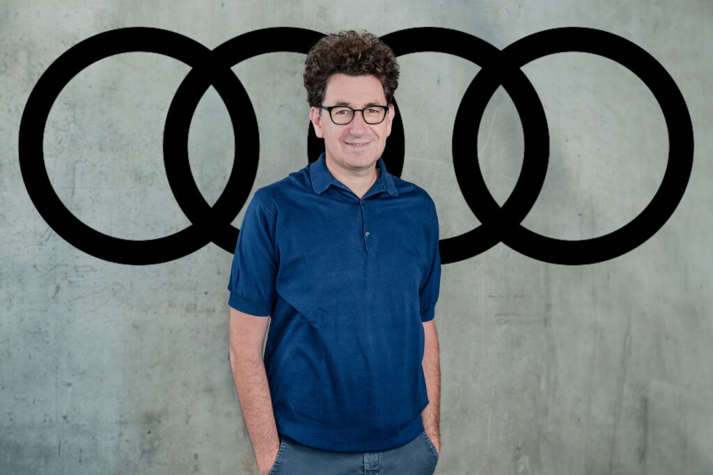 Mattia Binotto, ex team principal della Ferrari, ha ufficializzato il suo ritorno in Formula 1 con il team Sauber, dove ricoprirà un doppio ruolo chiave. Oltre a essere stato nominato capo tecnico e delle operazioni, Binotto assumerà anche temporaneamente il ruolo di team principal fino a giugno 2025, quando Jonathan Wheatley arriverà a Hinwil per prendere le redini della squadra.