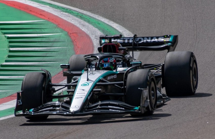 kimi antonelli alla guida della mercedes