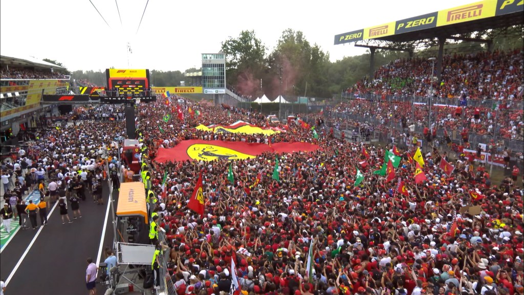 La folla sotto al podio di Monza 2024