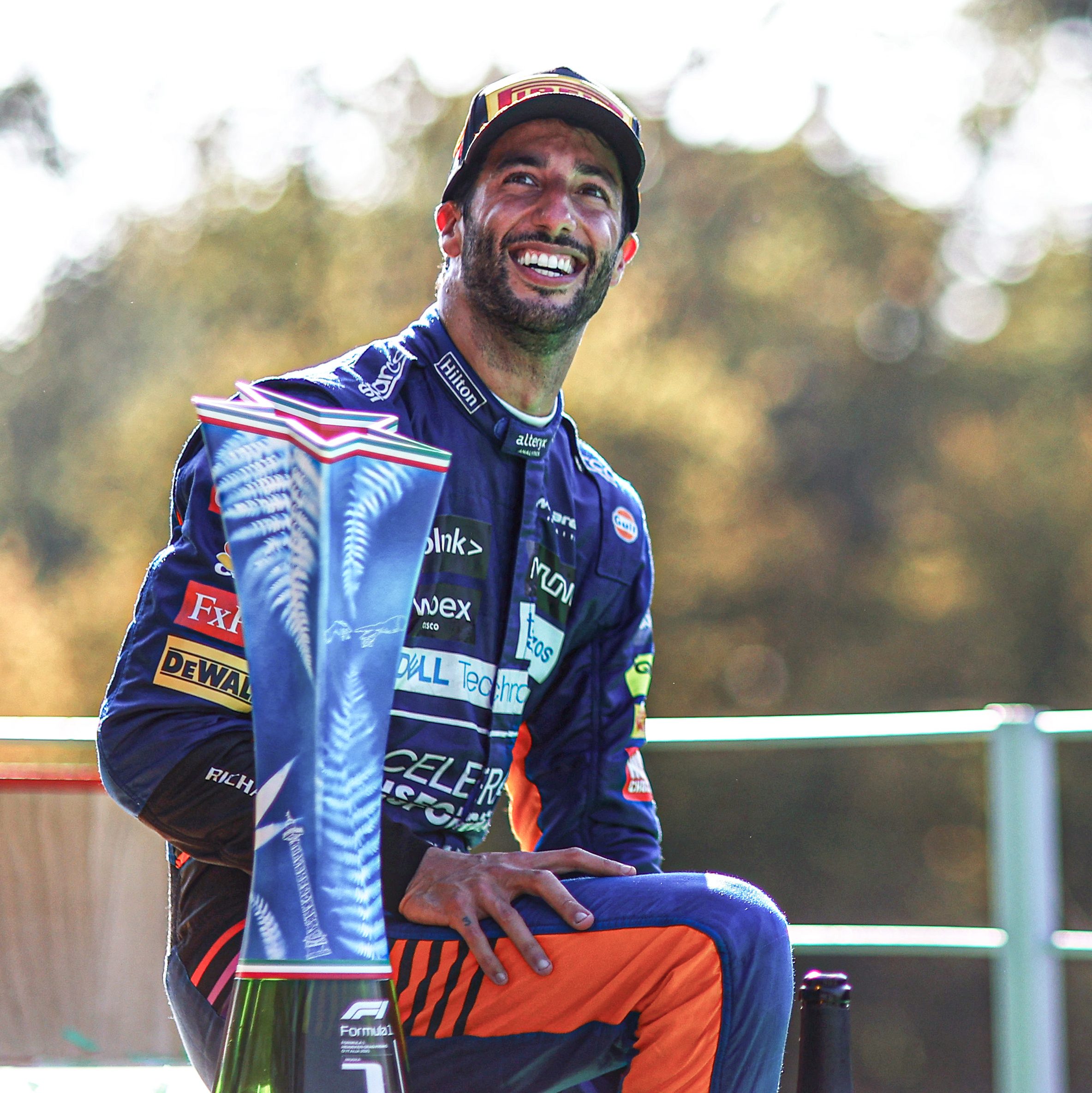 Tom Stallard, ex ingegnere di Ricciardo in McLaren, contesta le parole di Horner, spiegando che le sfide del pilota erano legate alle caratteristiche della vettura, non a errori nel suo stile di guida.