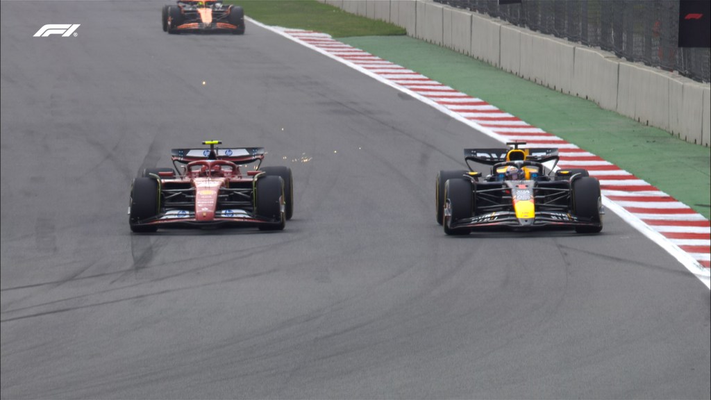 La classifica piloti e costruttori dopo il GP Messico 2024 cambia nuovamente. Grazie al secondo posto odierno, Lando Norris riduce ulteriormente il distacco su Max Verstappen, solo sesto al traguardo. Nell'immagine Carlos Sainz ed il sorpasso vincente su Max Verstappen.