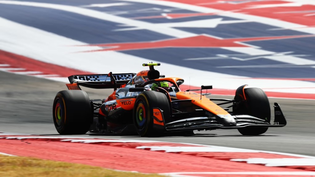 Lando Norris sulla MCL38 in qualifica
