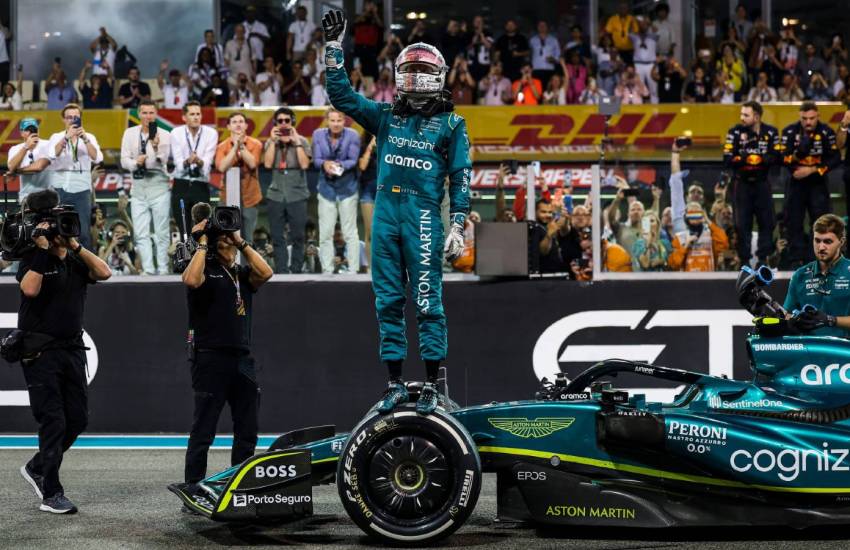 Sebastian Vettel waves goodbye planetF1