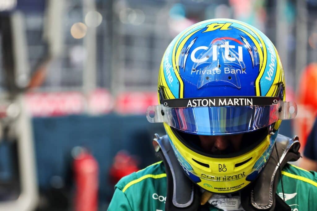 Fernando Alonso mantiene un approccio prudente in vista del Gran Premio degli Stati Uniti, nonostante le novità tecniche che Aston Martin introdurrà nel weekend di gara. 