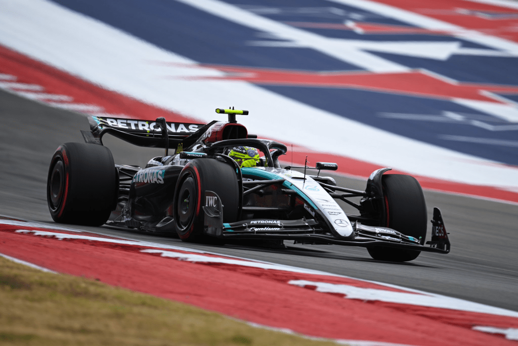 Il weekend di Lewis Hamilton al Gran Premio degli Stati Uniti si è concluso nel peggiore dei modi, con un’uscita di pista al secondo giro della gara. Il pilota della Mercedes, sette volte campione del mondo, era partito dalla 17ª posizione, con gomme dure. La sua corsa è stata interrotta bruscamente da un testacoda nella ghiaia della curva 19.