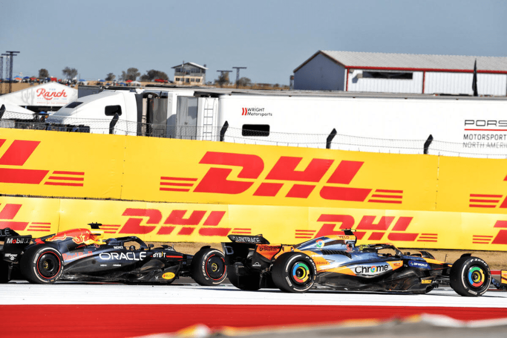 Lando Norris ha perso il podio al Gran Premio degli Stati Uniti a causa di una penalità di cinque secondi, inflitta dai commissari dopo un duello serrato con Max Verstappen negli ultimi giri. Il team principal della McLaren, Andrea Stella, ha criticato duramente la decisione, definendola "inappropriata".