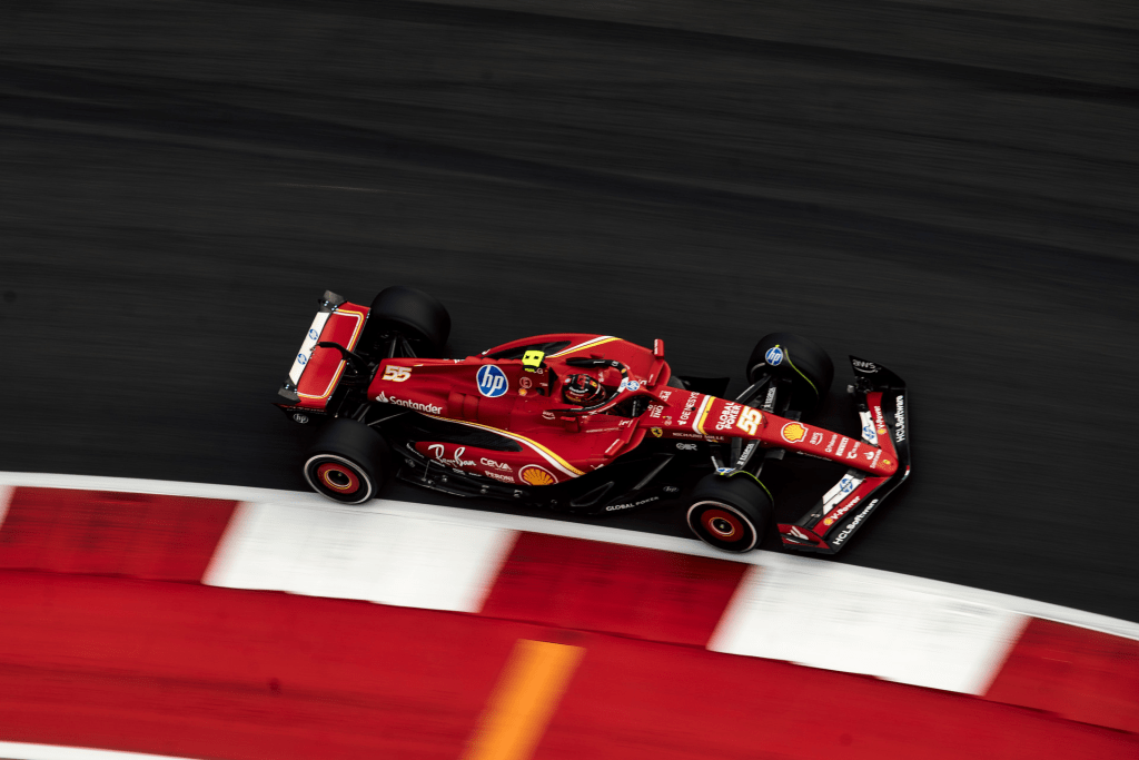 Carlos Sainz ha espresso fiducia nelle possibilità della Ferrari di chiudere la stagione 2024 in grande stile, soprattutto su alcuni circuiti favorevoli Ferrari, dopo l’impressionante doppietta al Gran Premio degli Stati Uniti, la prima per il team a Austin dal 2006. 