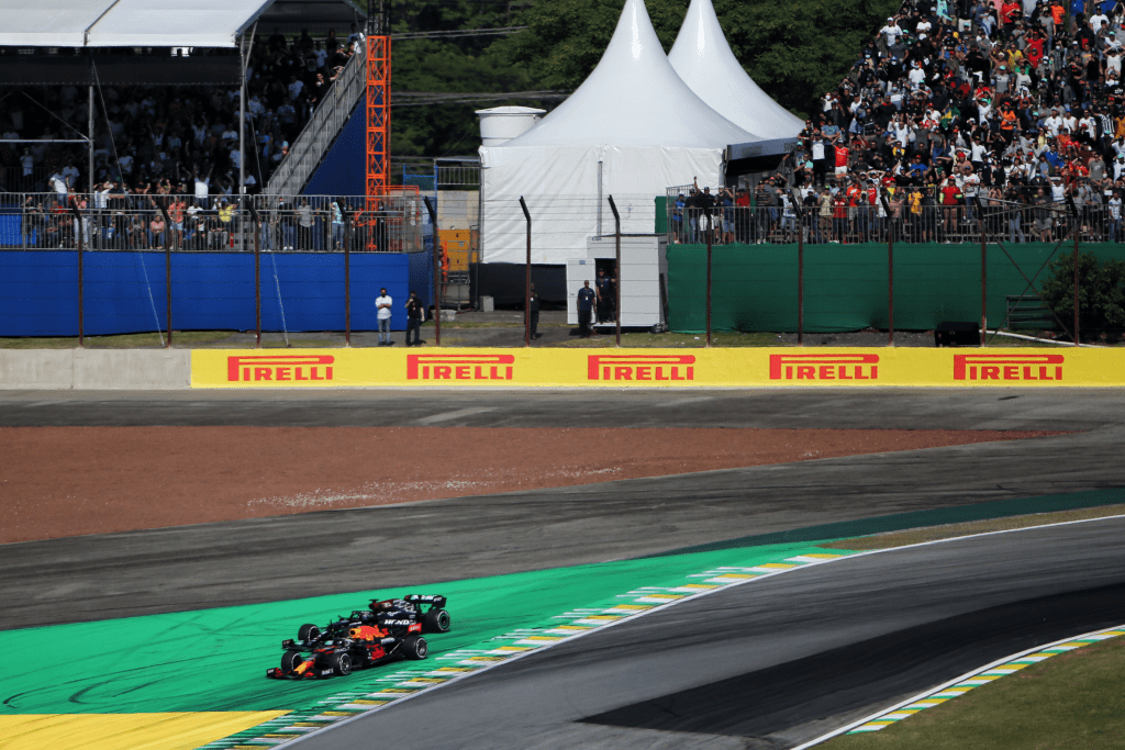 Lewis Hamilton ha espresso frustrazione per l'incoerenza delle decisioni dei commissari di gara in Formula 1, sottolineando la necessità di modificare le regole e migliorare la gestione degli incidenti.