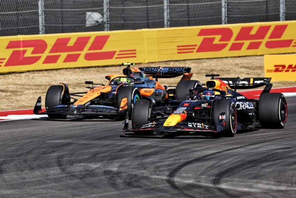 La McLaren si è vista respinta dalla FIA la sua richiesta di revisione della penalità inflitta a Lando Norris ad Austin. Il pilota britannico era stato sanzionato con cinque secondi per un sorpasso ai danni di Max Verstappen completato fuori pista alla curva 12.