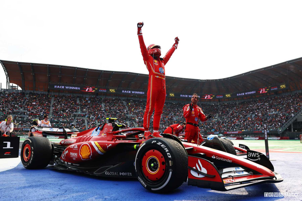 Una settimana dopo la doppietta di Austin, nel circuito di Città del Messico è Carlos Sainz a salire sul gradino più alto del podio, accompagnato dal compagno di squadra Leclerc, terzo alla bandiera a scacchi.