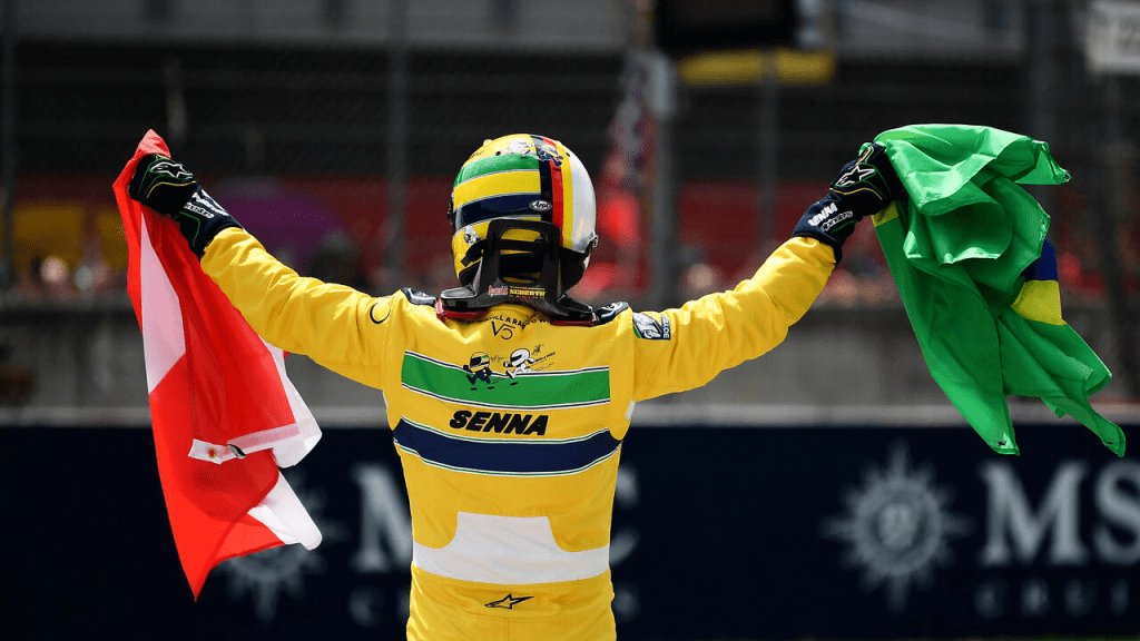 Lewis Hamilton è stato scelto per guidare la storica McLaren MP4/5B di Ayrton Senna in una commemorazione dedicata al leggendario pilota brasiliano.