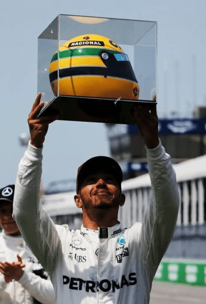 Lewis Hamilton è stato scelto per guidare la storica McLaren MP4/5B di Ayrton Senna in una commemorazione dedicata al leggendario pilota brasiliano.