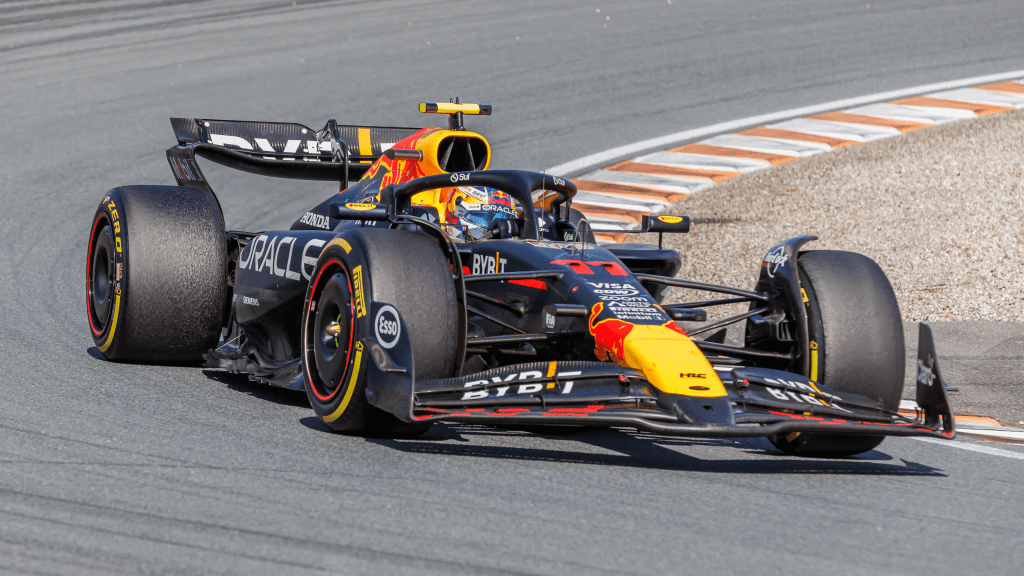 Sergio Perez alla guida della Red Bull RB20