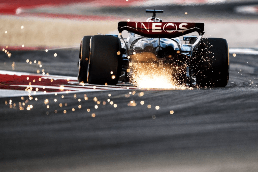 Lewis Hamilton non accede al Q2 in qualifica per problemi alla sua Mercedes: partirà solo 19esimo. Nonostante gli aggiornamenti della macchina, il sette volte campione del mondo ha definito l'assetto "un disastro".