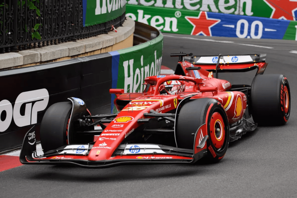 Charles Leclerc spiega perché si aspetta che la Ferrari potrà lottare per il titolo nel 2025, dove potrà contare anche sull'aiuto di Hamilton.