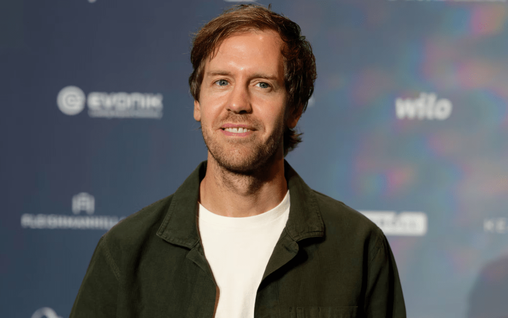 Negli ultimi mesi, il nome di Sebastian Vettel è tornato a circolare nel paddock di Formula 1, alimentando speculazioni su un possibile ritorno del quattro volte campione del mondo per il 2025.
