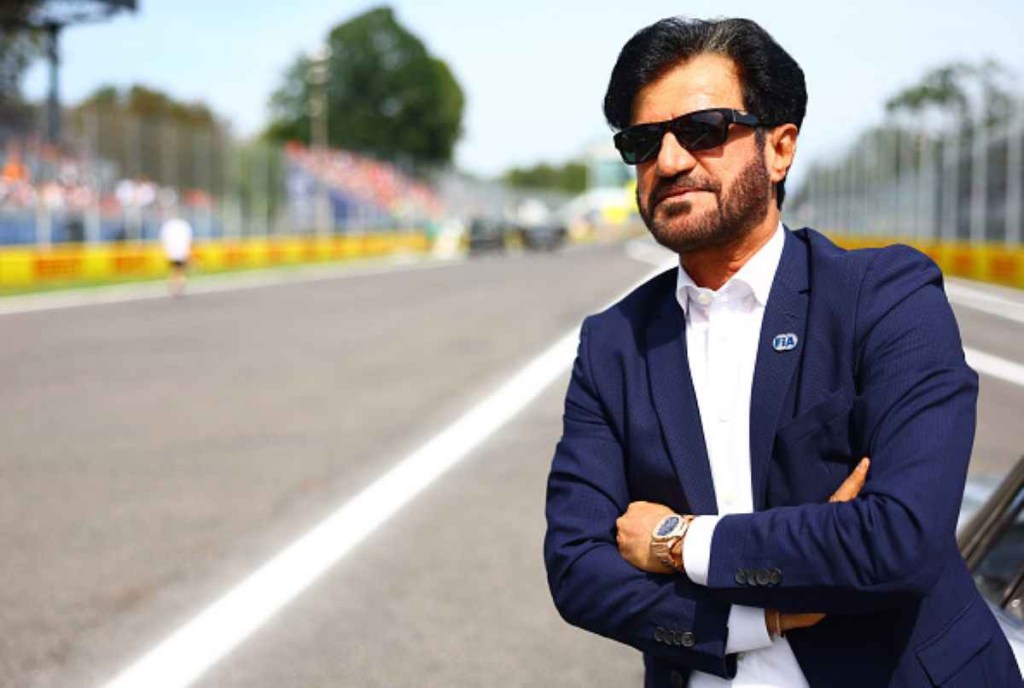 Il presidente della FIA, Mohammed Ben Sulayem, ha respinto con ironia e fermezza le pesanti accuse lanciate dal suo rivale alla presidenza, Tim Mayer, definendolo “disconnesso dalla realtà della FIA”.