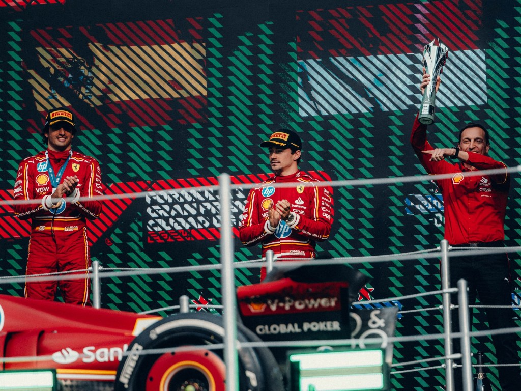 Sainz e Leclerc che celebrano sul podio