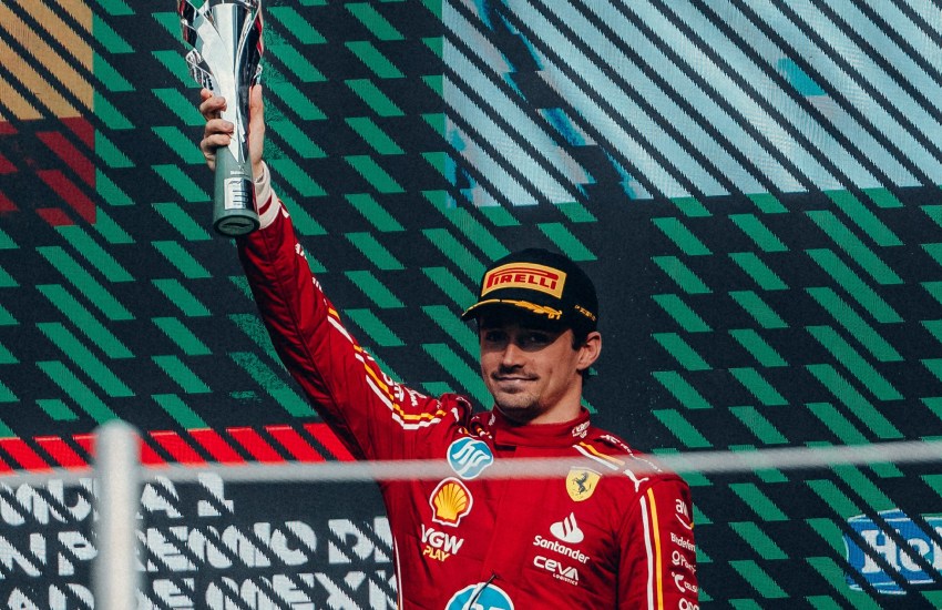 Charles Leclerc che alza il trofeo sul podio del GP del Messico 2024