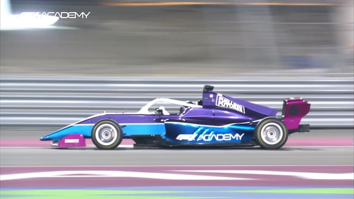 La pilota inglese punta a portare a casa il titolo già qui a Lusail. Pulling davanti a tutte, seguita da Doriane Pin e la wild car di Palmowski. 