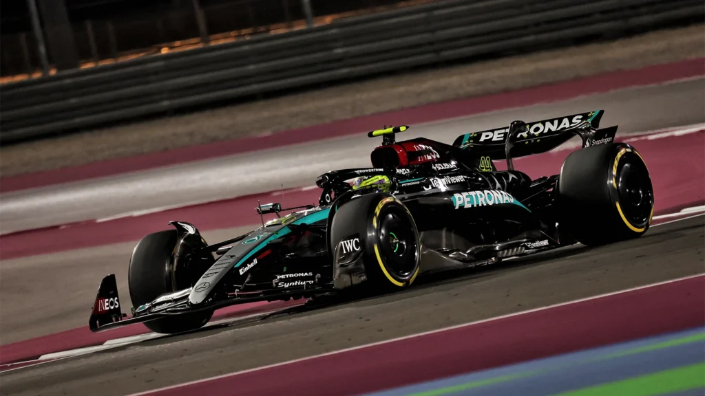 In casa Ferrari l’attenzione è tutta rivolta al ritorno in pista, previsto a fine agosto con il Gran Premio d’Olanda. La pausa estiva non ha però fermato le discussioni intorno a Lewis Hamilton, al suo primo anno in rosso, e alle difficoltà incontrate finora dal sette volte campione del mondo.