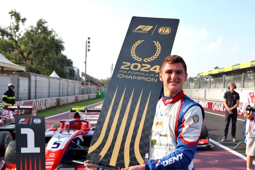 Leonardo Fornaroli esulta per la vittoria del titolo di F3 nel 2024