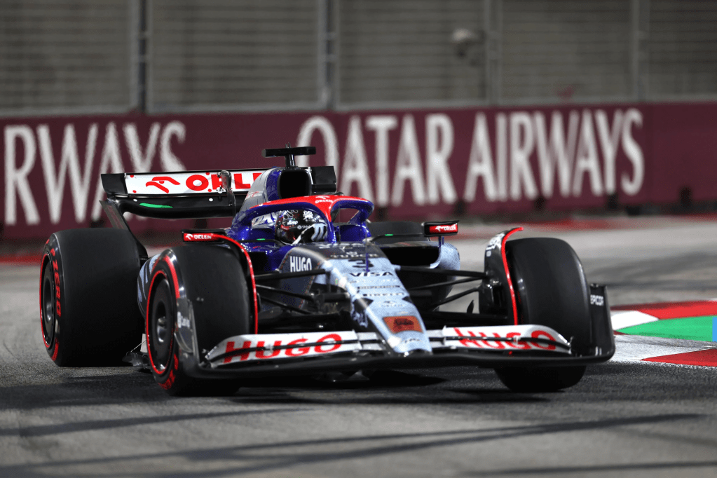 Karun Chandhok ha definito la situazione come “imbarazzante” per tutte le parti coinvolte, aggiungendo che l’addio di Ricciardo non è stato gestito in modo adeguato.