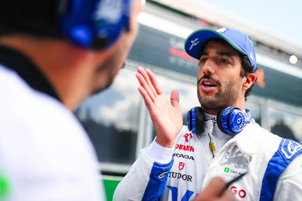 Peter Bayer racconta gli ultimi giorni di Daniel Ricciardo in Racing Bulls; tra consapevolezza e speranza di approdare in Red Bull.