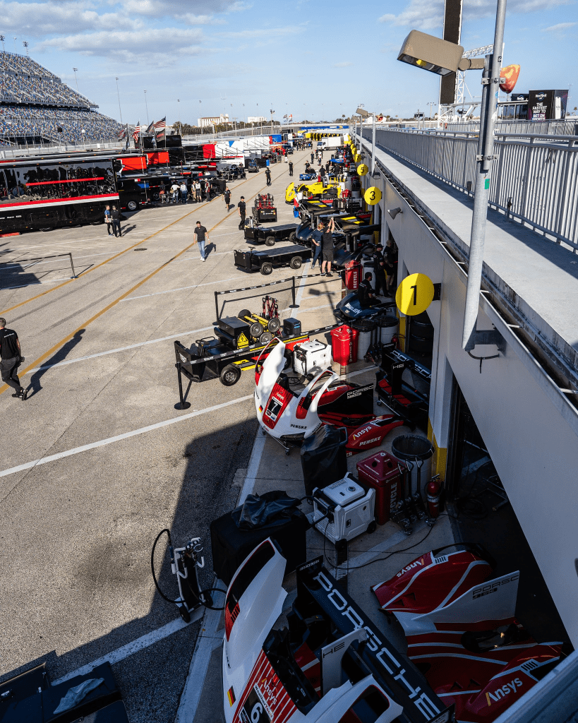La prima giornata di test IMSA a Daytona ha visto protagonista Tom Blomqvist al volante dell’Acura ARX-06 del team Meyer Shank Racing. Il pilota britannico ha registrato il miglior tempo della sessione con un crono di 1:35.905, superando la prestazione ottenuta da Andrea Caldarelli nella mattinata.