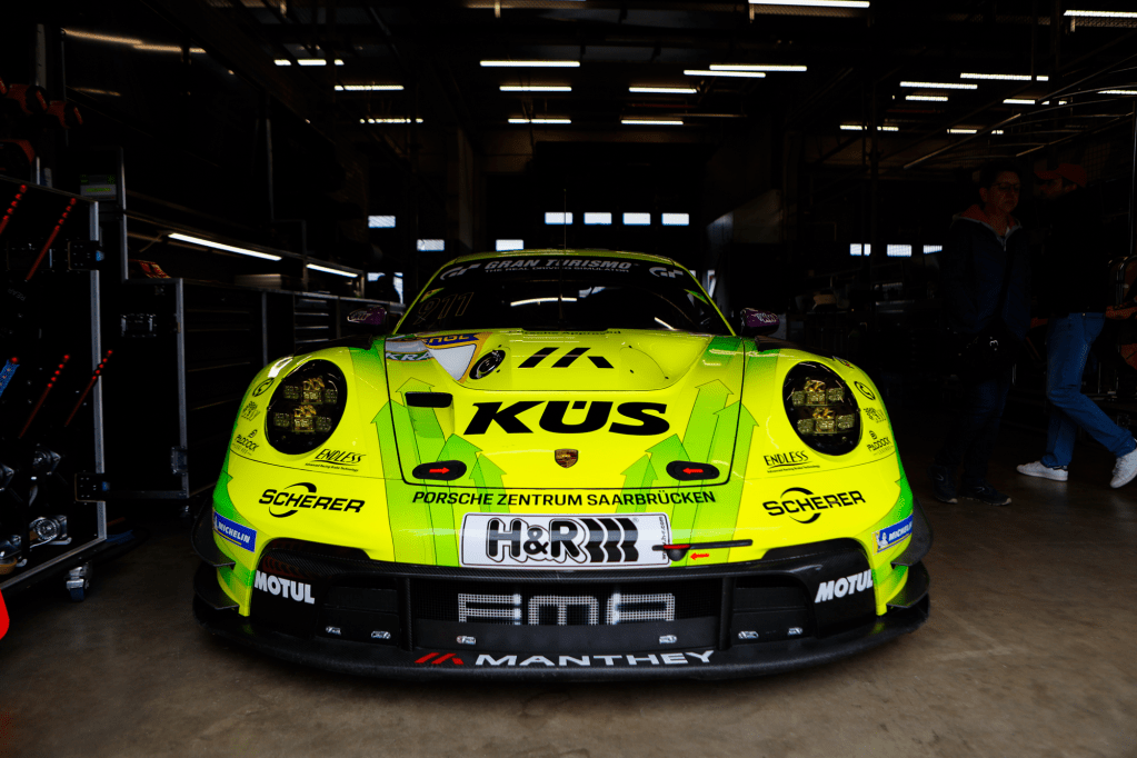 Manthey Racing ha annunciato le line-up per il suo impegno nella classe GT3 dell’ALMS, rivelando cinque dei sei piloti che prenderanno parte alla stagione 2024/2025. La squadra tedesca schiererà due Porsche 911 GT3 R con formazioni competitive e una solida combinazione di esperienza e talento.