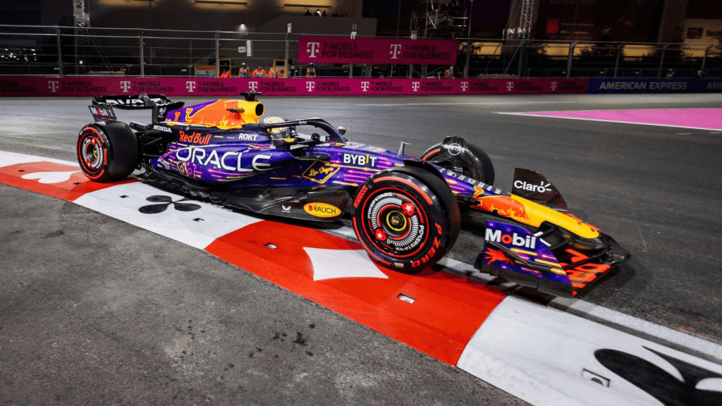 Stefano Domenicali, CEO della Formula 1 dal 2021, ha espresso ottimismo sul futuro del campionato, descrivendolo come il principale spettacolo sportivo e di intrattenimento del mondo.