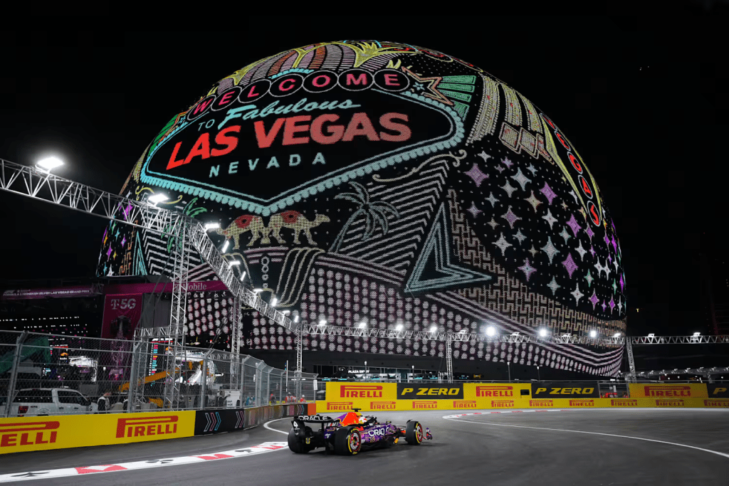 Il Gran Premio di Las Vegas 2024 si distingue non solo per lo spettacolo offerto dalla Strip illuminata, ma anche per la sua programmazione unica, con la gara che si disputa alle 22:00 ora locale, il più tardi tra tutti gli eventi del calendario di Formula 1.