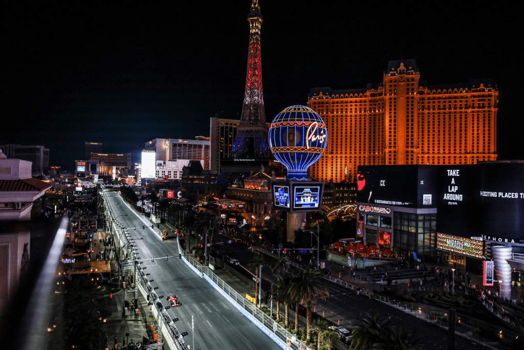 Carlos Sainz scatterà dalla seconda posizione sulla griglia di partenza del Gran Premio di Las Vegas, dopo una sorprendente qualifica che lo ha visto mancare la pole di soli 0.098 secondi, conquistata da George Russell.
