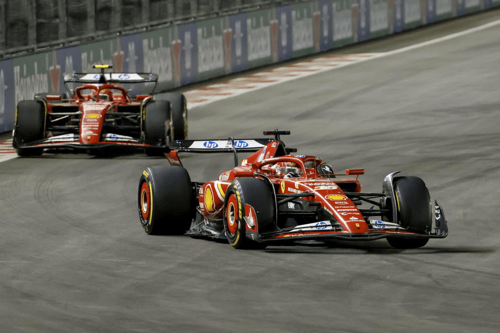 Leclerc e Sainz ai ferri corti a Las Vegas: la vera sconfitta della Ferrari