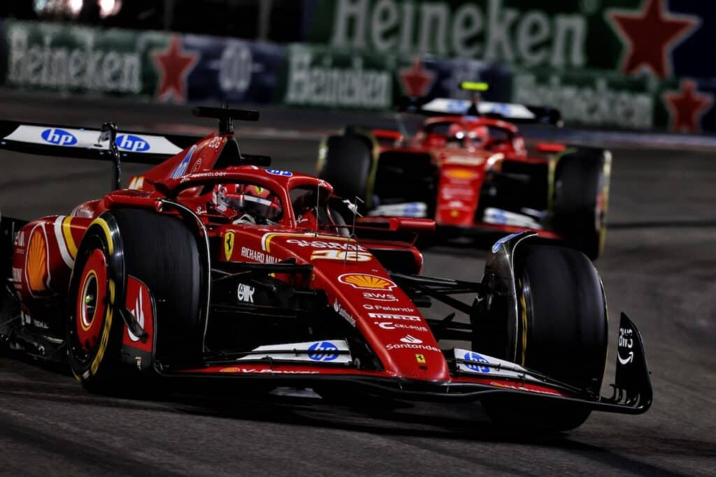 C’eravamo tanto amati? Non proprio. Separati in casa? Decisamente sì. Così Leo Turrini, noto giornalista e insider della Formula 1, descrive il rapporto tra Charles Leclerc e Carlos Sainz, giunto ormai agli sgoccioli, tra sospetti e recriminazioni.